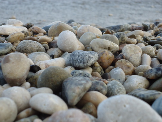 морские камешки на берегу