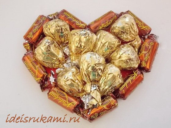 сердце из конфет фото